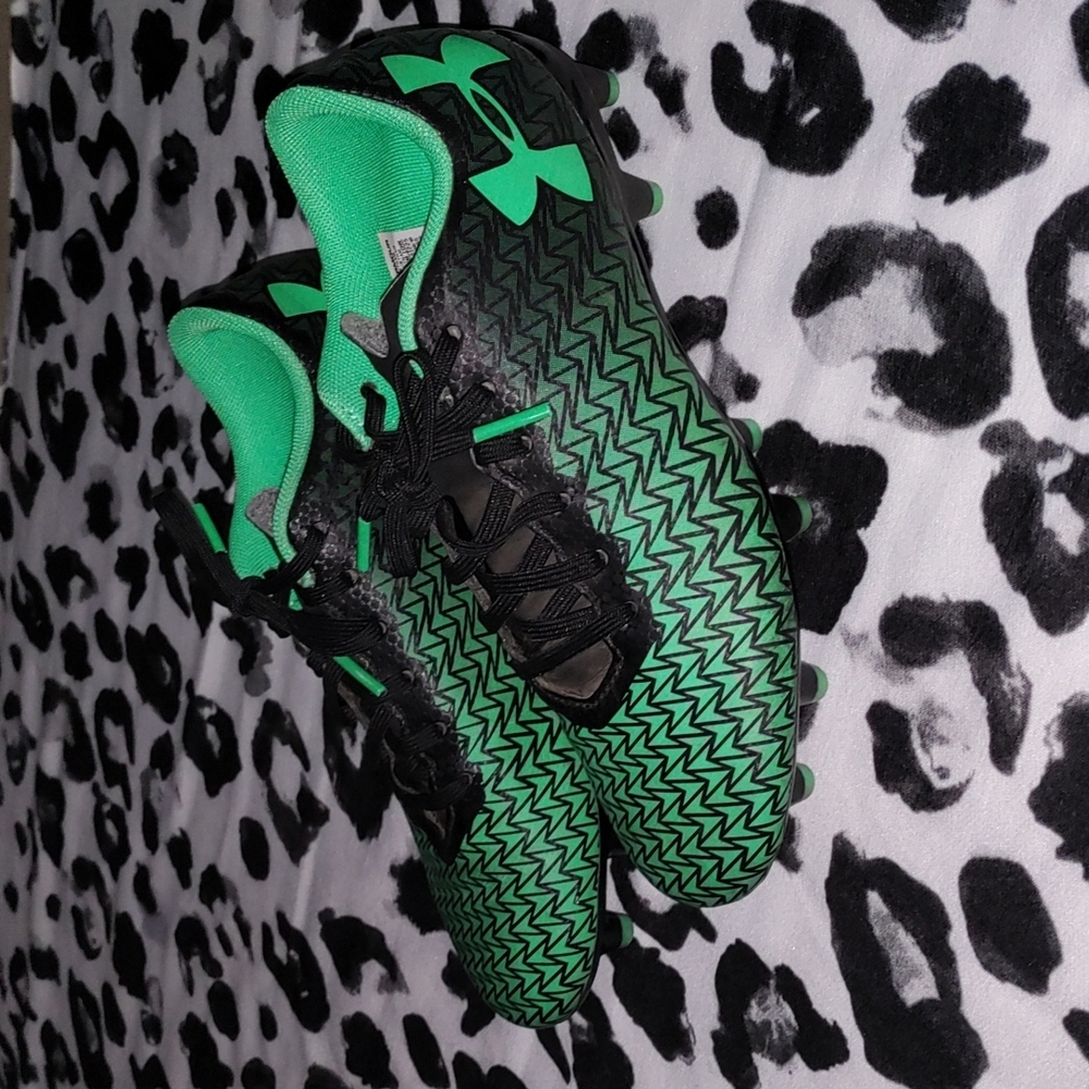 Under Armour boys cleats, size 3.5 Y, Green!